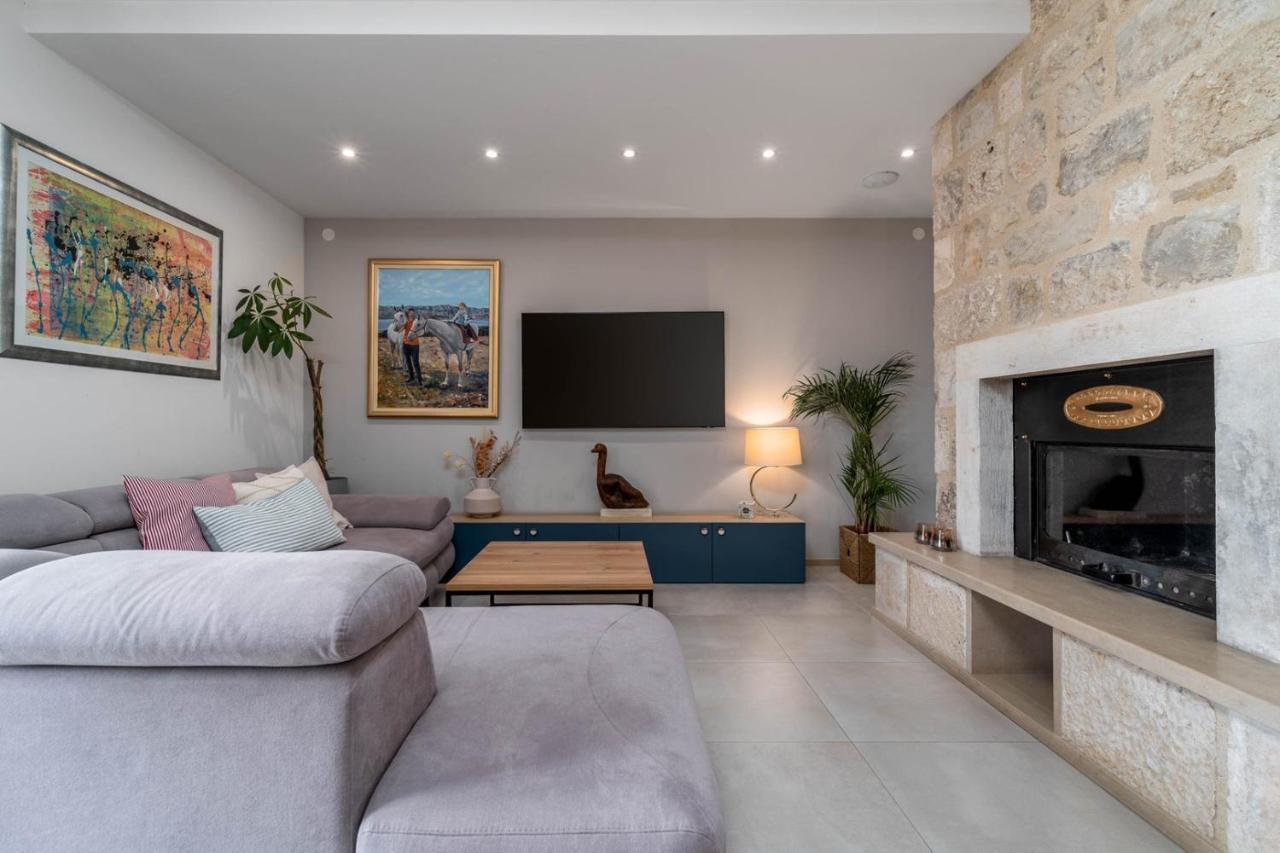 New Villa Ani! Traditional And Luxurious 4-Bedroom Villa With Heated Pool And Sea Views Postira Exterior photo